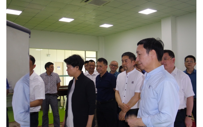 市委副書記、市長張迎春走訪智能制造企業(yè)，來我司調(diào)研，與我司高層領(lǐng)導(dǎo)親切會面。